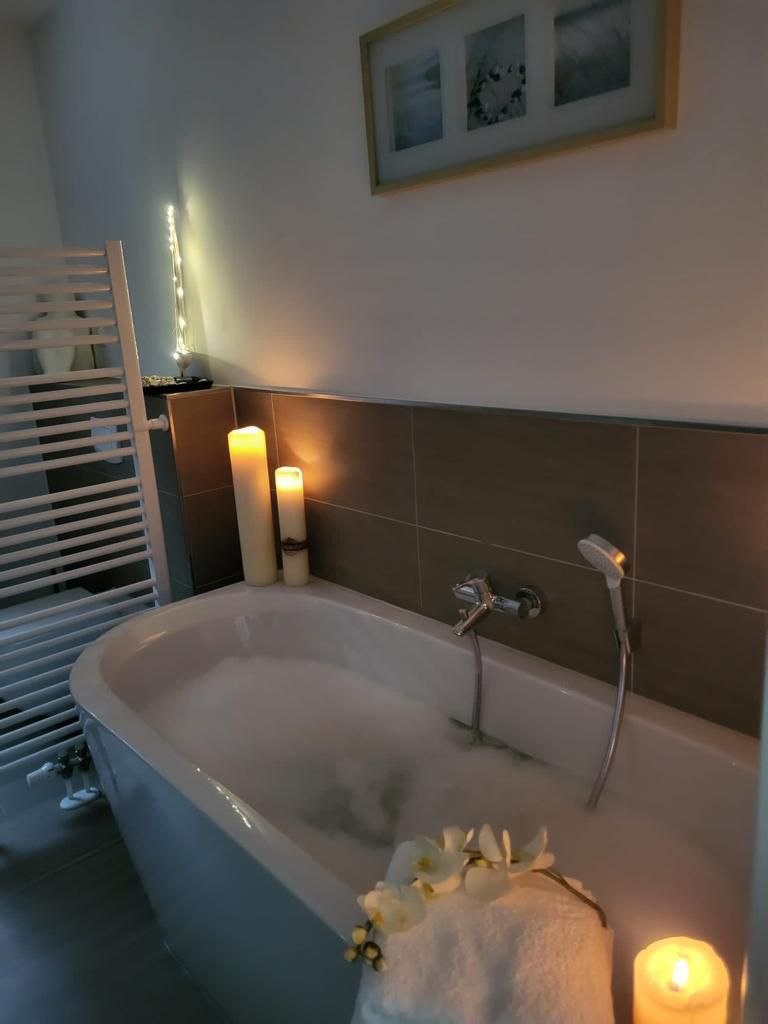 Badezimmer mit Badewanne