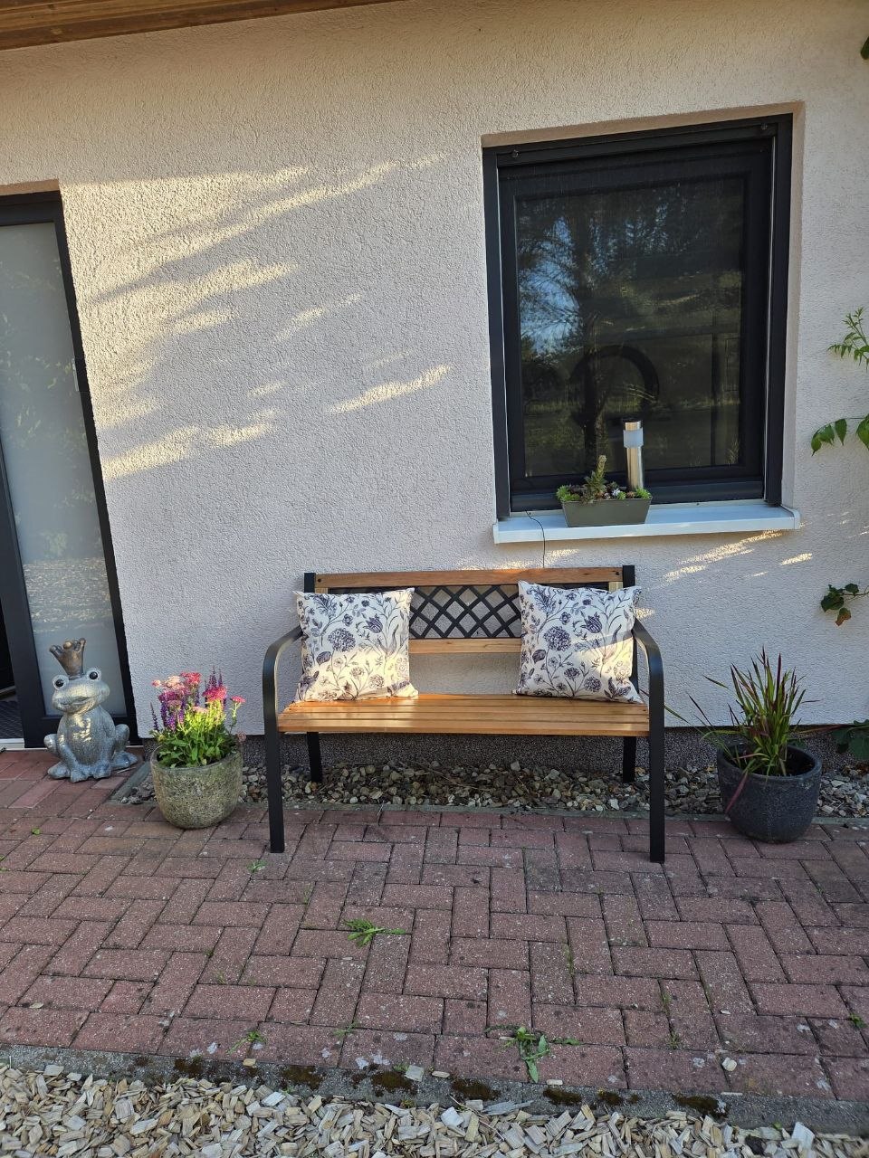 Sitzbank am Eingang