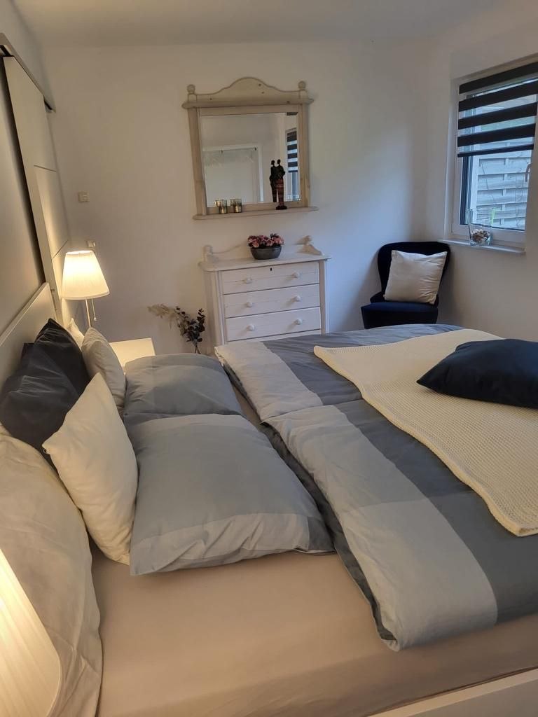 Schlafzimmer mit Doppelbett